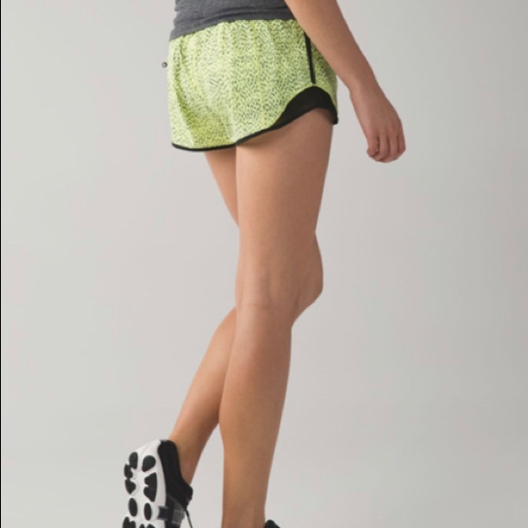 Lululemon Hotty Hot Shorts sz8 - Picture 3 of 10